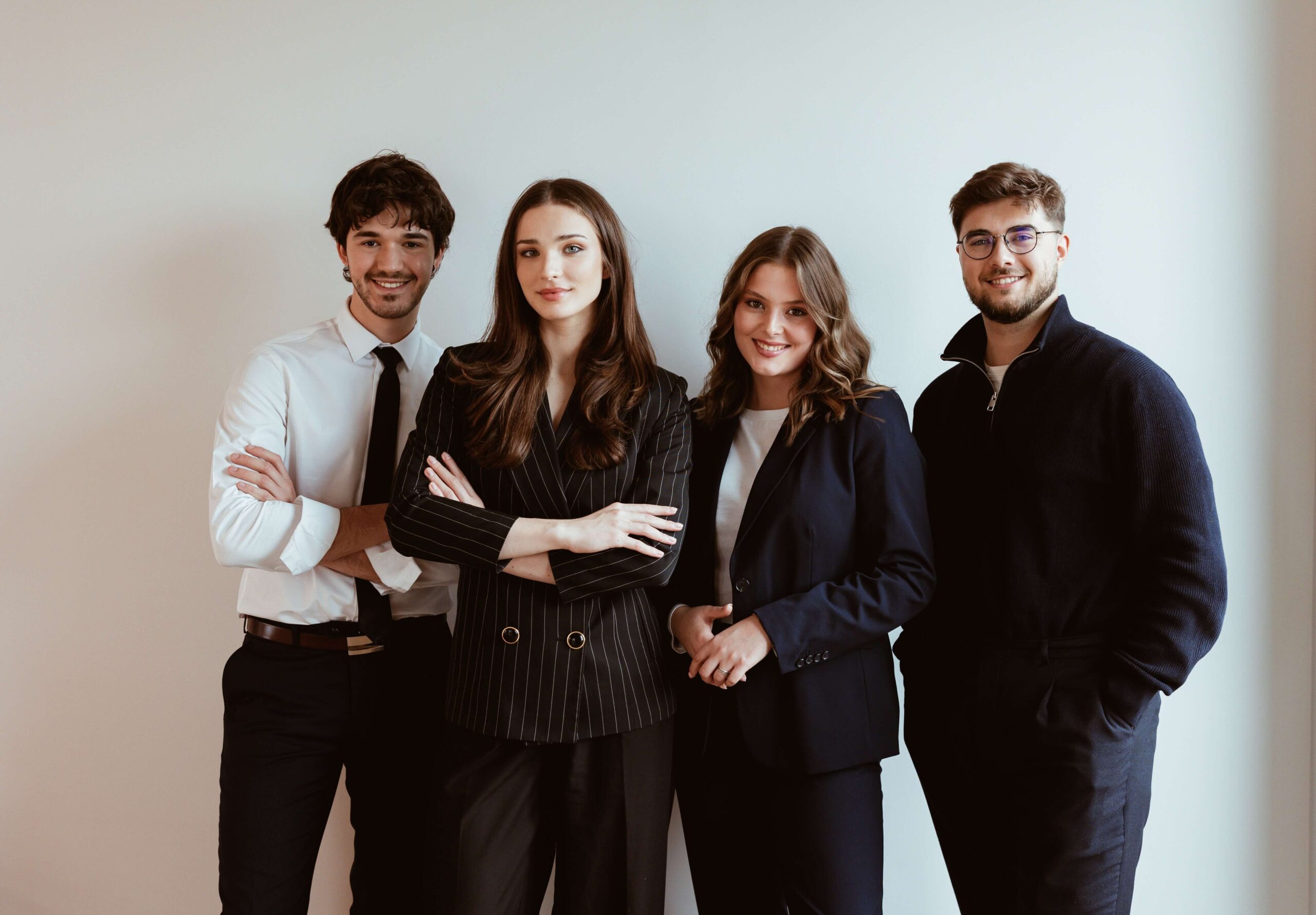4 osoby z programu stażowego Management Trainee